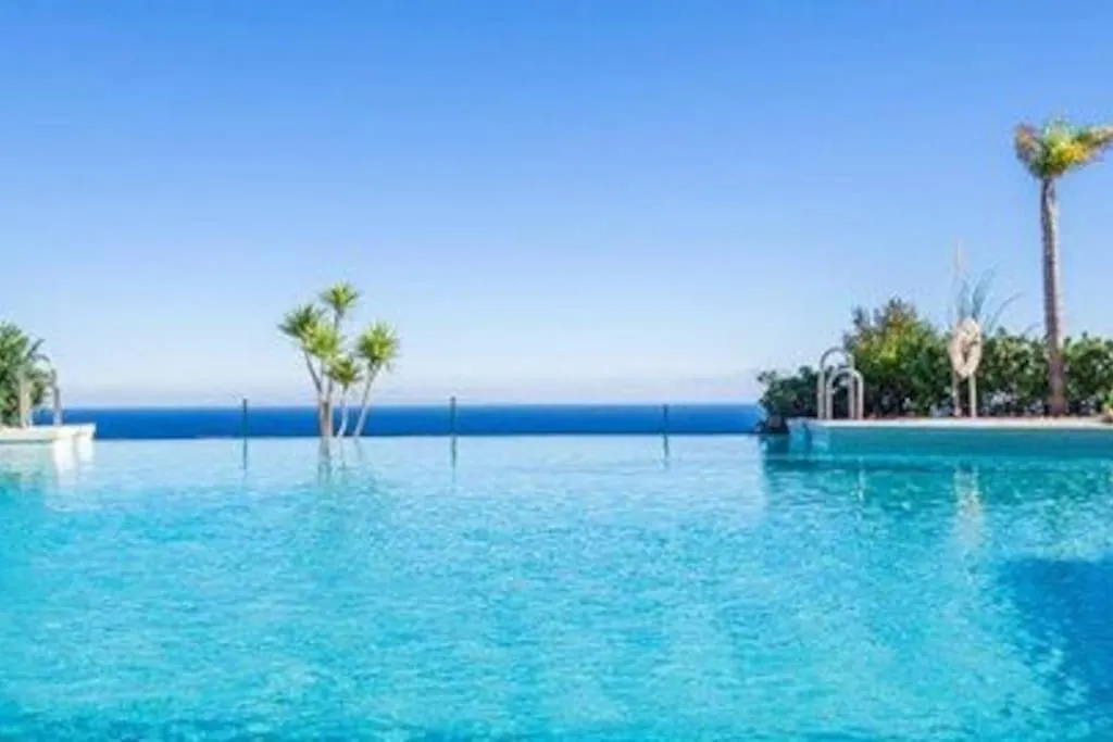 Elegant Apartment, Stunning Views, Fully Renovated In La Hacienda Del Senorio De Cifuentes Estepona Spain